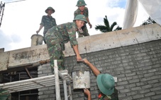 Bộ đội vào vai 'thợ đụng', thợ điện nước, thần tốc xây nhà cho dân vùng lũ