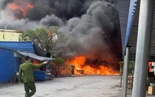 Cháy lớn tại công ty giày da ở Hải Phòng, lửa khói bốc cuồn cuộn