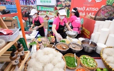 Có gian hàng phải 10 người mới đủ để phục vụ khách ở Ngày của Phở