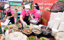 Có gian hàng phải 10 người mới đủ để phục vụ khách ở Ngày của Phở
