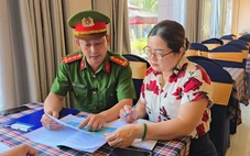 Công an phường Thủ Đức 'đến từng khu trọ, gõ từng khách sạn' tuyên truyền đăng ký cư trú