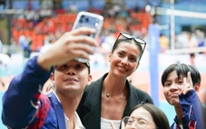 Á hậu Miss Universe đi cổ vũ Thái Lan đấu bóng chuyền nữ Việt Nam