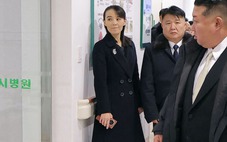 Em gái ông Kim Jong Un xài điện thoại gập nghi của Trung Quốc