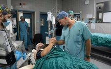 Sau 17 năm không thể ăn uống, người đàn ông được 'tái sinh' nhờ ca ghép ruột hiếm