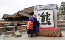 Nhật Bản chọn ‘gấu’ là chữ Hán của năm 2025