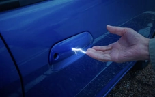 Tĩnh điện khi mở cửa xe có thể đốt cả trạm xăng? Chuyên gia mách các thao tác nhỏ giúp thoát hiểm