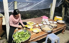 Nhận lương xong trả các khoản, còn đúng 320.000 đồng, đành bắt xe về với cha mẹ