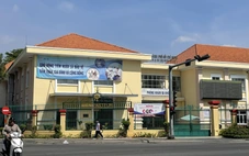 Sau phản ánh của Tuổi Trẻ, bảng quảng cáo che di tích Viện Pasteur TP.HCM được tháo dỡ