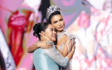 Á hậu Miss Cosmo 2024 có màn 'final walk' xúc động cùng với mẹ