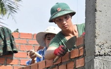 Dân vùng lũ bất ngờ thích thú khi thấy bộ đội làm nhà đẹp như thợ xây chuyên nghiệp