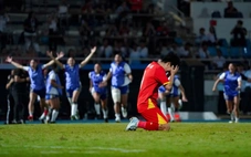 Tuyển nữ Việt Nam chào khán giả trong nước mắt sau trận chung kết SEA Games 33 nghiệt ngã