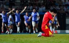 Tuyển nữ Việt Nam chào khán giả trong nước mắt sau trận chung kết SEA Games 33 nghiệt ngã