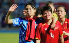 Tuyển nữ Việt Nam chào khán giả trong nước mắt sau trận chung kết SEA Games 33 nghiệt ngã