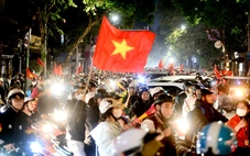 Người dân tràn ra đường 'đi bão' mừng U22 Việt Nam vô địch SEA Games 33