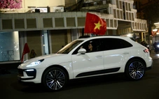 Người dân Hà Nội, TP.HCM tràn ra đường 'đi bão' sau khi U22 Việt Nam giành huy chương vàng