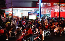 Người dân Hà Nội, TP.HCM tràn ra đường 'đi bão' sau khi U22 Việt Nam giành huy chương vàng