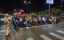 Xuống đường ăn mừng, nhưng không quên tuân thủ Luật Giao thông