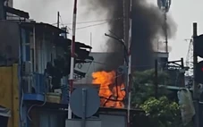 Cháy nhà trong hẻm đường Phạm Văn Đồng, nghi bình gas xì gặp lửa gây cháy