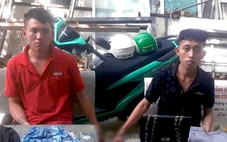 Công an TP.HCM bắt 2 kẻ dùng dao uy hiếp phụ nữ, cướp giỏ xách