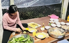 Nhận lương xong trả các khoản, còn đúng 320.000 đồng, đành bắt xe về với cha mẹ