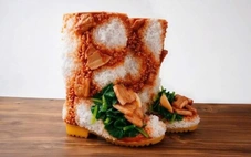 Đôi bốt giống hệt 'cơm thịt kho tàu' gây bão mạng xã hội Nhật