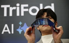 Samsung bất ngờ tung điện thoại gập ba đầu tiên, giá hơn 70 triệu đồng