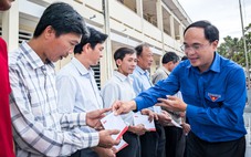 Thầy trò tâm bão Gia Lai nhận quà bạn đọc Tuổi Trẻ: Cảm động vì được an ủi