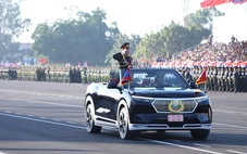 Xe điện Việt Nam VinFast VF 9 mui trần dẫn đầu lễ diễu binh trọng đại tại Lào