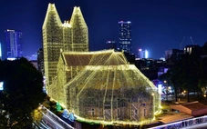 Nhà thờ Đức Bà lên đèn đón Giáng sinh, người dân nô nức đến check-in