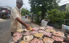 Dân biên giới tất bật làm khô đủ loại cung ứng thị trường Tết