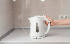 Chuyên gia cảnh báo nguy cơ vi hạt từ ấm nhựa khi đun nước