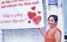 Ấm lòng với hàng trăm suất cơm 0 đồng tặng sinh viên quê vùng lũ, kèm lời mời 'đừng ngại'