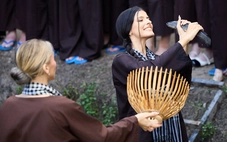 Người đẹp Miss Charm lội mương bắt cá, đổ bánh xèo, đi cầu khỉ