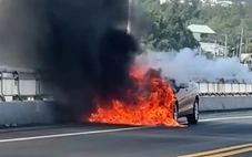 Xe Mercedes bất ngờ bốc cháy dữ dội trên cầu Rạch Miễu