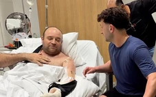 Người hùng ngăn xả súng ở Úc nhận tấm séc quyên góp hơn 1,6 triệu USD