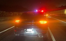 Hết xăng trên cao tốc, tài xế gọi cảnh sát giao thông nhờ… mang xăng đến