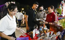 Về Vĩnh Phong ăn bánh canh, dạo chợ nổi, thả đèn hoa đăng