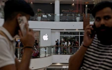 Google, Apple khuyên nhân viên nước ngoài tạm thời không rời Mỹ