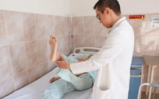 Tuổi đôi mươi mà... đi đứng không nổi