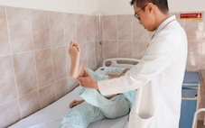 Tuổi đôi mươi mà... đi đứng không nổi