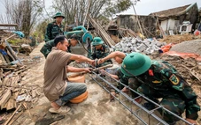 Bộ đội dựng lại mái ấm cho dân trước tết