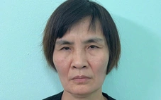 Đi ngang lấy trộm gói hàng trên xe nữ sinh, bị phát hiện bắt nữ sinh quỳ xin mới trả