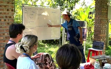 Mang tiếng Anh về làng, chàng trai xứ Quảng mở lối sinh kế cho người dân