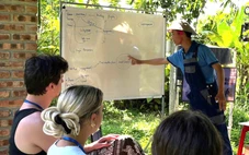 Mang tiếng Anh về làng, chàng trai xứ Quảng mở lối sinh kế cho người dân