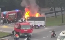 Tài xế lái xe tải bị cháy đến trụ sở cảnh sát chữa cháy nhờ dập lửa