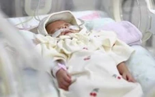 Bé gái Hàn Quốc sinh non chỉ nặng 328 gam, 6 tháng sau nặng 4kg