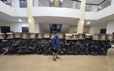 Vận chuyển gần 70.000 bao thuốc lá lậu, người đàn ông bỏ trốn rồi đầu thú sau 2 tuần