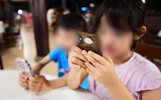 Con chơi game, lên mạng xã hội sớm: Cấm hay 'nương theo'?