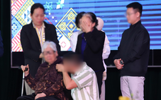 Phạm nhân tù chung thân được giảm án còn 20 năm gục khóc khi gặp lại mẹ già 85 tuổi trong trại