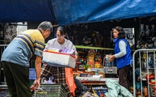 15 phút đưa 12 người thoát khỏi 'biển' khói vụ cháy chợ Xanh